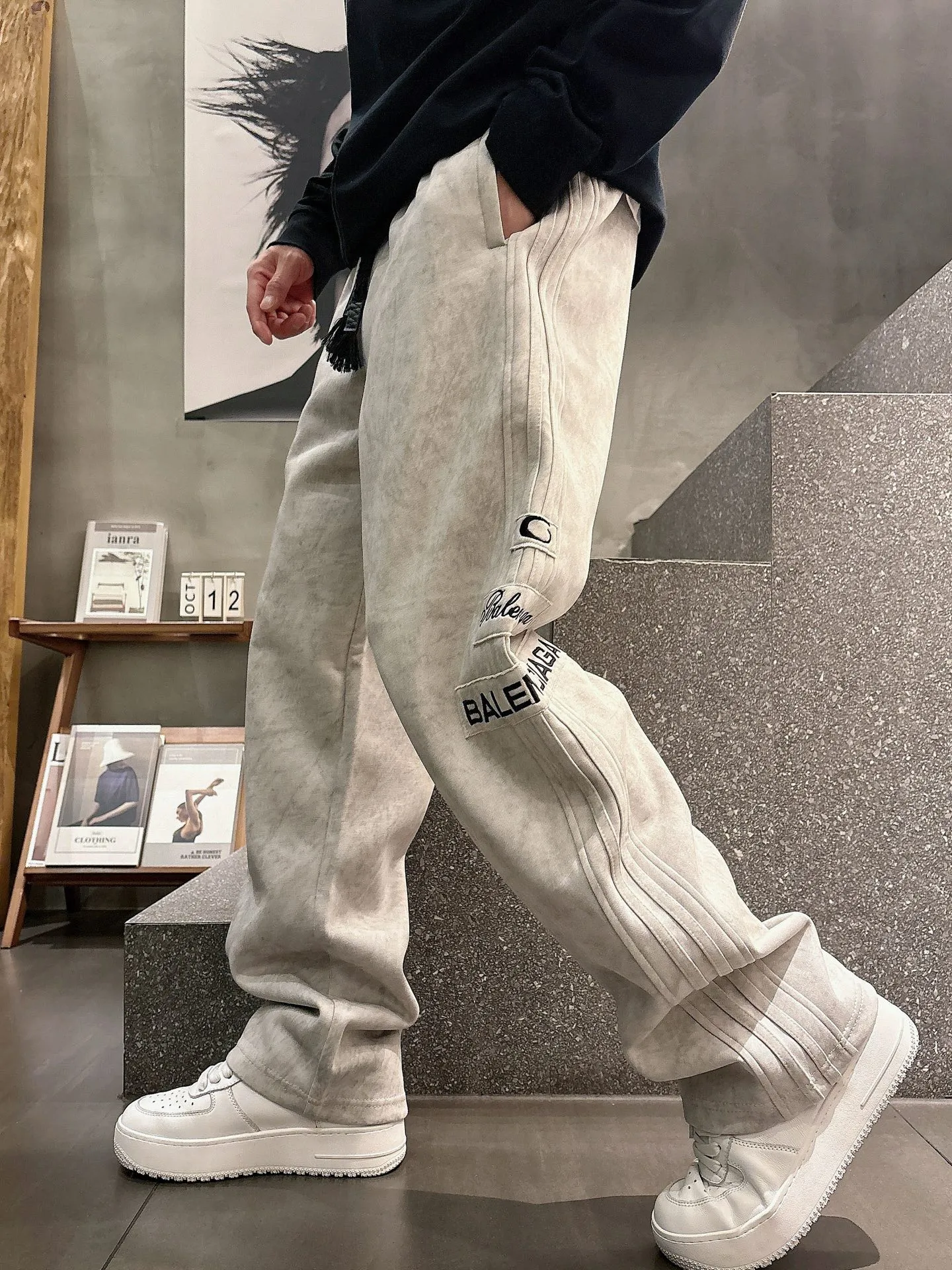 Balenciaga 🆕2026 Autumn and Winter New Arrival Casual Pants! The official website will be released simultaneously. Brand Classic LOGO casual pants, customized fabrics, excellent comfort and strong touch. Highly recognisable, perfect appearance and craftsmanship. Size:M-3XL
